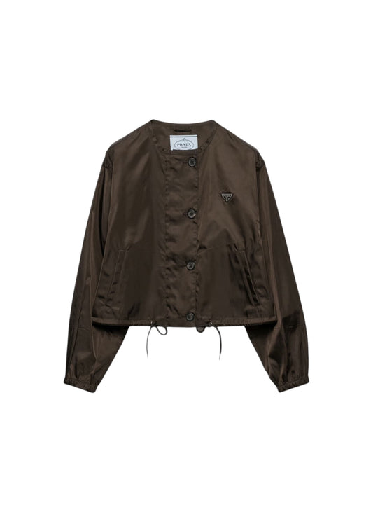 Blouson MAISON LUXURY Prada en Re-Nylon marron avec fermeture boutonnée et logo triangulaire en métal émaillé