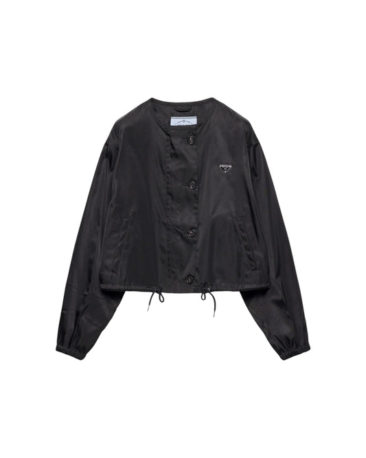 Blouson MAISON LUXURY Prada en Re-Nylon noir avec logo triangle en métal émaillé, coupe droite et cordon de serrage.