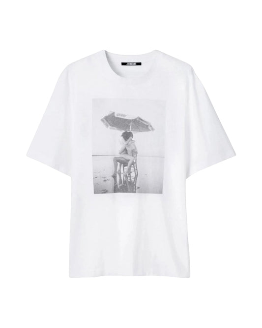 T-shirt blanc en coton MAISON LUXURY avec imprimé photographique artistique sur la poitrine et col rond classique
